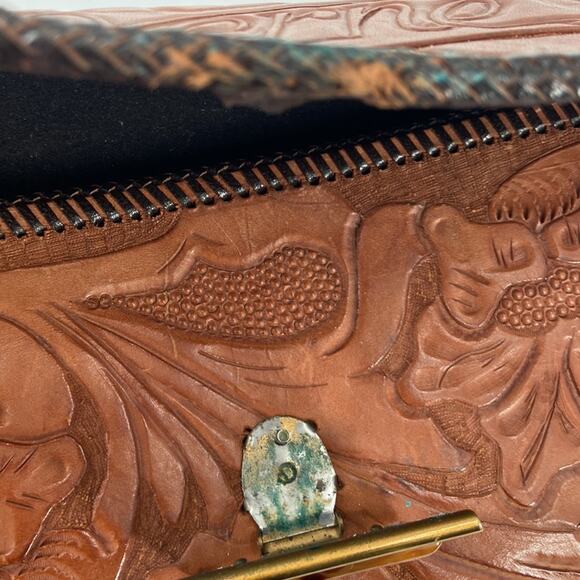 Vintage La Verne Tooled Leather Bakelite clutch - Picture 7 of 8